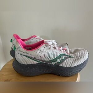 Saucony Kinvara 14 White, Gravel Gray and Pink Sneakers iradescent